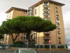 appartamento in vendita    di  100  mq ca.    sito a  napoli (secondigliano),  posto al  8�  piano,  composto da:  soggiorno,  cucina abitabile (tavola per 4 persone),  camera matrimoniale,  cameretta,  2  bagni,  ripostiglio,  2  balconi,  discrete condizioni.  cantina,  ascensore,  posto auto  singolo coperto.� 250mila
