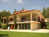 villa unifamiliare in vendita    di  330  mq ca.  su  2 livelli  sita a  velletri,  composta da:  1�  livello  (piano terra):  ingresso,  salone  doppio,  soggiorno,  cucina abitabile (tavola per 4 persone),  camera matrimoniale,  bagno,  sala hobby,  taverna,  ripostiglio,  lavanderia,  camino,  veranda,  portico,  giardino  di  2600  mq ca.,  ristrutturato/restaurato;  2�  livello  (piano primo):  ingresso,  salone  doppio,  soggiorno,  cucina abitabile (tavola per 4 persone),  4  camere matrimoniali,  3  bagni,  ripostiglio,  lavanderia,  camino,  terrazzo  di  20  mq ca.,  veranda,  ristrutturato/restaurato.  cantina,  solaio o soffitta,  posto auto  doppio coperto,  dependance.� 590.000